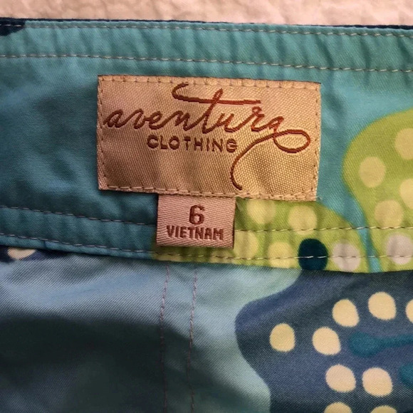 Aventura summer shirt.  Snap close and open pockets on front and back.  Size 6 - Picture 8 of 10